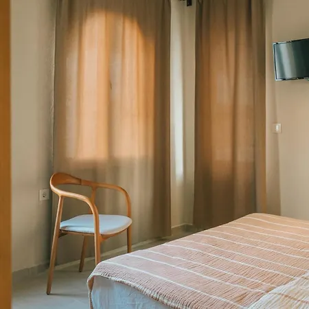 Готель Nephos *